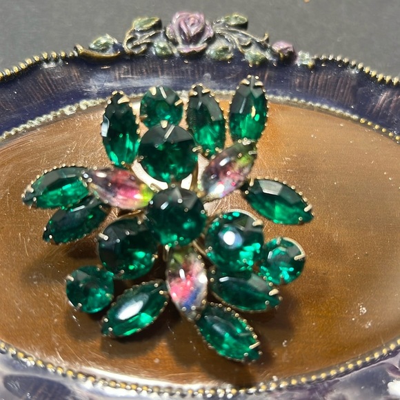Jewelry - Gorgeous Vintage Emerald Green and Pink Stones Brooch. WA332